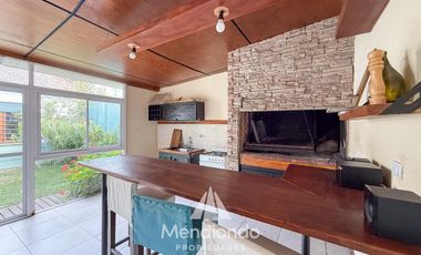 Casa 4 amb. con parque. Cochera para 2 autos y Quincho en Divino Rostro