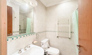 Casa 4 amb. con parque. Cochera para 2 autos y Quincho en Divino Rostro