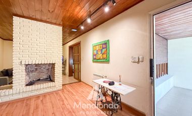 Casa 4 amb. con parque. Cochera para 2 autos y Quincho en Divino Rostro