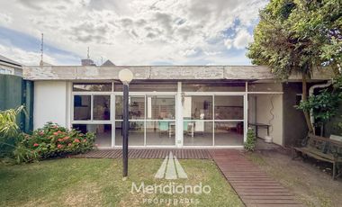 Casa 4 amb. con parque. Cochera para 2 autos y Quincho en Divino Rostro