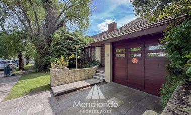 Casa 4 amb. con parque. Cochera para 2 autos y Quincho en Divino Rostro