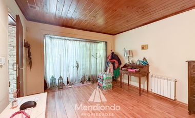 Casa 4 amb. con parque. Cochera para 2 autos y Quincho en Divino Rostro