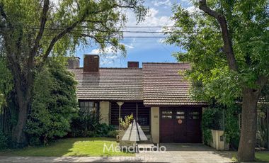 Casa 4 amb. con parque. Cochera para 2 autos y Quincho en Divino Rostro