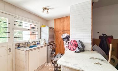 Casa 4 amb. con parque. Cochera para 2 autos y Quincho en Divino Rostro