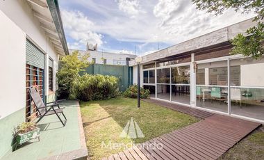 Casa 4 amb. con parque. Cochera para 2 autos y Quincho en Divino Rostro
