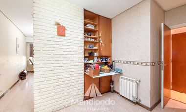 Casa 4 amb. con parque. Cochera para 2 autos y Quincho en Divino Rostro