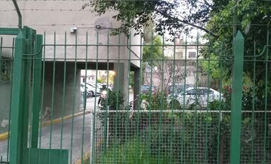 Venta departamento de 3 ambientes con balcón y espacio guardacoche.