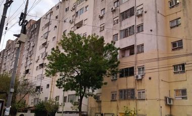 Venta departamento de 3 ambientes con balcón y espacio guardacoche.
