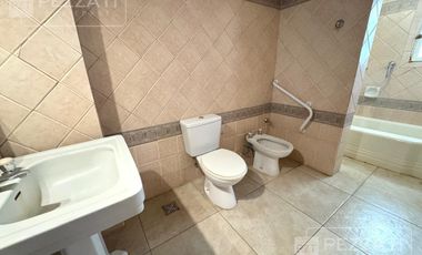 Departamento en  venta de 4 dormitorios. Todo externo. Edificio Tradicional. Doble entrada