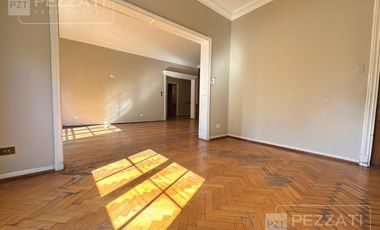 Departamento en  venta de 4 dormitorios. Todo externo. Edificio Tradicional. Doble entrada