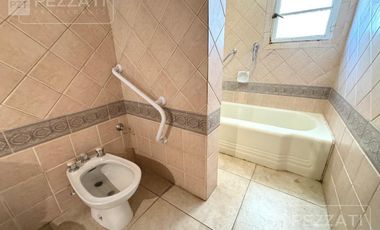 Departamento en  venta de 4 dormitorios. Todo externo. Edificio Tradicional. Doble entrada