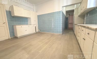 Departamento en  venta de 4 dormitorios. Todo externo. Edificio Tradicional. Doble entrada