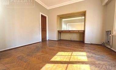 Departamento en  venta de 4 dormitorios. Todo externo. Edificio Tradicional. Doble entrada