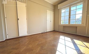 Departamento en  venta de 4 dormitorios. Todo externo. Edificio Tradicional. Doble entrada