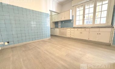 Departamento en  venta de 4 dormitorios. Todo externo. Edificio Tradicional. Doble entrada