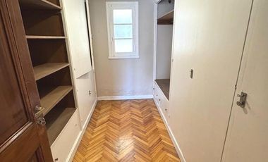 Departamento en  venta de 4 dormitorios. Todo externo. Edificio Tradicional. Doble entrada