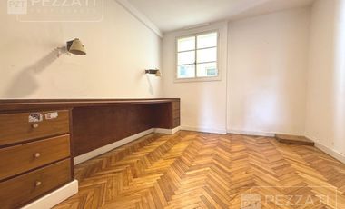 Departamento en  venta de 4 dormitorios. Todo externo. Edificio Tradicional. Doble entrada