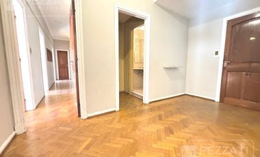 Departamento en  venta de 4 dormitorios. Todo externo. Edificio Tradicional. Doble entrada