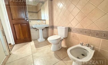 Departamento en  venta de 4 dormitorios. Todo externo. Edificio Tradicional. Doble entrada