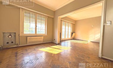 Departamento en  venta de 4 dormitorios. Todo externo. Edificio Tradicional. Doble entrada