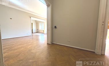 Departamento en  venta de 4 dormitorios. Todo externo. Edificio Tradicional. Doble entrada