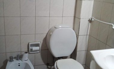 Alquiler de 2 ambientes en zona Facultades, ideal para estudiantes.