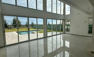 Casa en venta - 4 Dormitorios 5 Baños - Canning