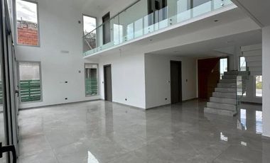 Casa en venta - 4 Dormitorios 5 Baños - Canning