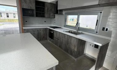 Casa en venta - 4 Dormitorios 5 Baños - Canning