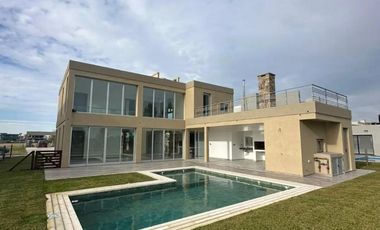 Casa en venta - 4 Dormitorios 5 Baños - Canning