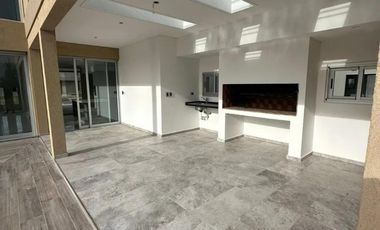 Casa en venta - 4 Dormitorios 5 Baños - Canning