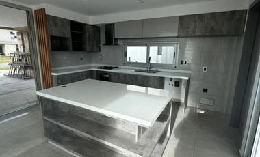 Casa en venta - 4 Dormitorios 5 Baños - Canning