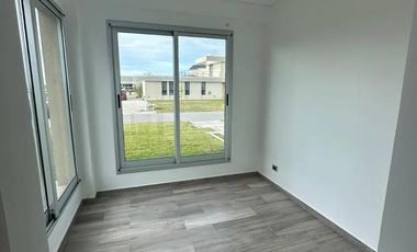 Casa en venta - 4 Dormitorios 5 Baños - Canning