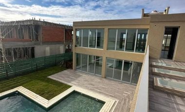 Casa en venta - 4 Dormitorios 5 Baños - Canning