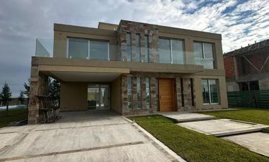 Casa en venta - 4 Dormitorios 5 Baños - Canning