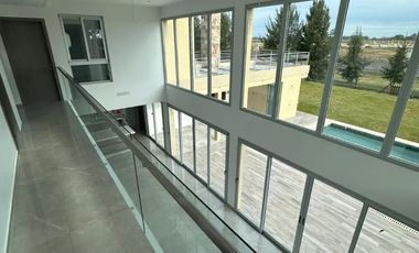 Casa en venta - 4 Dormitorios 5 Baños - Canning