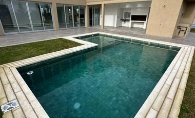 Casa en venta - 4 Dormitorios 5 Baños - Canning