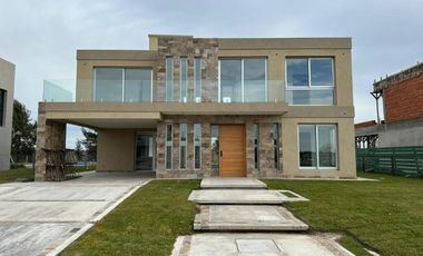 Casa en venta - 4 Dormitorios 5 Baños - Canning