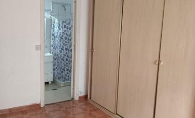 Alquiler de 2 ambientes en zona Facultades, ideal para estudiantes.