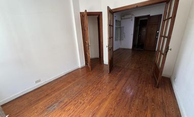 Amplio tres ambientes al frente - impecable