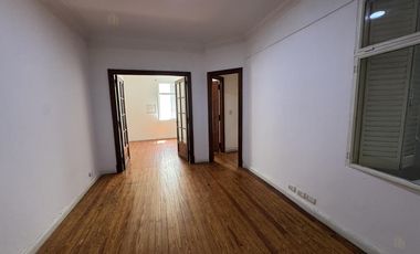 Amplio tres ambientes al frente - impecable