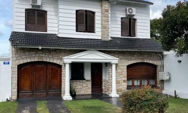 Casa en venta - 4 Dormitorios 3 Baños - 795mts2 - Moreno