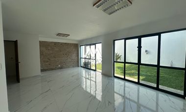 RENTA CASA CON USO DE SUELO  MIXTO