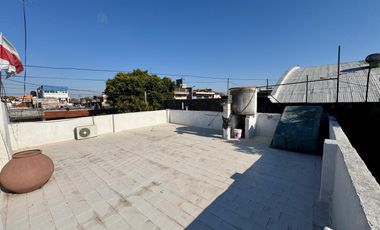 inmejorable casa con cochera - amplio fondo con patio y terraza
