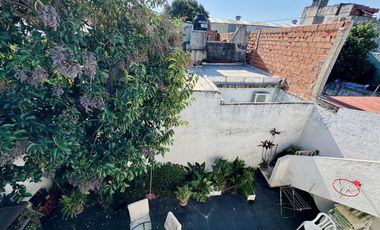 inmejorable casa con cochera - amplio fondo con patio y terraza