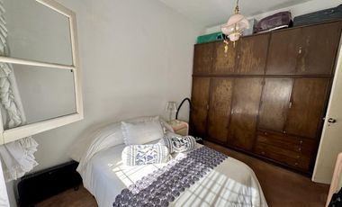 inmejorable casa con cochera - amplio fondo con patio y terraza