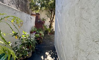 inmejorable casa con cochera - amplio fondo con patio y terraza