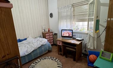 inmejorable casa con cochera - amplio fondo con patio y terraza