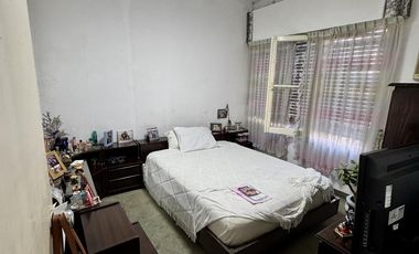 inmejorable casa con cochera - amplio fondo con patio y terraza