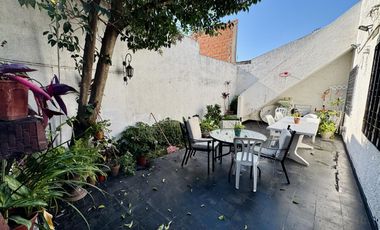 inmejorable casa con cochera - amplio fondo con patio y terraza